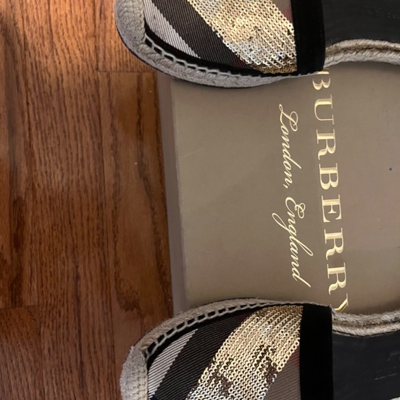 Burberry shoes - Picture 2 of 11